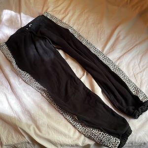 Chaser cotton leopard stripe sweats Medium EUC 🖤🤍